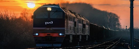 Компания «Российские железные дороги» инициировала ряд тарифных изменений, ориентированных на рост объемов грузоперевозок по железной дороге. Согласно пояснениям компании, с 1 июля и до завершения 2025 года будут действовать специальные объемные скидки. В частности, перевозка чугуна со станции Череповец-2 до припортовых станций Автово и Новый порт в Санкт-Петербурге станет дешевле на 27,9%. Также предусмотрена 50-процентная скидка на доставку проката черных металлов со станции Войновка Тюмень на целый ряд станций по сети железных дорог России. Перевозка листовой стали до станции Бужаниново в Московской области будет осуществляться с дисконтом в 22,5%. #РЖД #перевозки #жд #тарифы