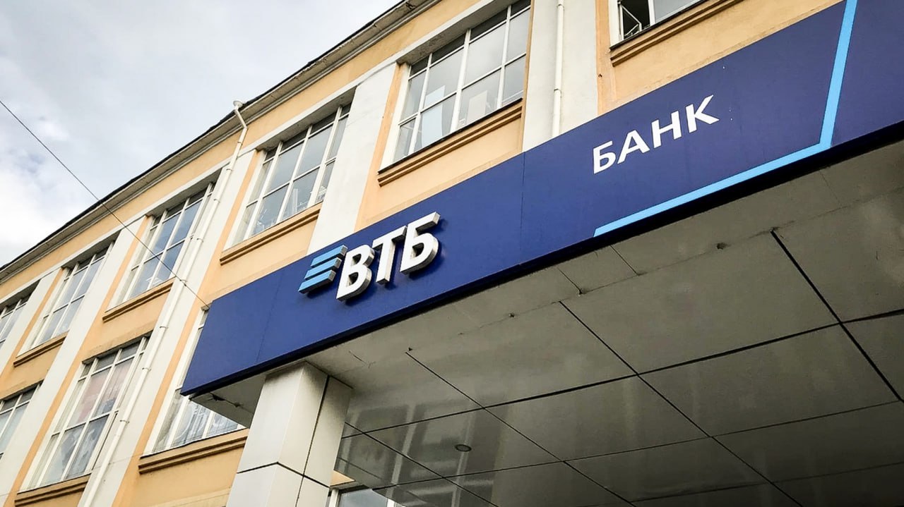 Доля государства в ВТБ может достичь 50 03 при полной оплате преимущественного права в рамках вторичного публичного размещения акций SPO сообщил зампред банка Дмитрий Пьянов ВТБ привлек 84 7 млрд рублей в крупнейшем SPO с 2023 года спрос на акции превысил 180 млрд рублей По словам Пьянова доля розничных инвесторов вырастет с 20 до 25 а число акционеров физлиц достигнет 1 3 млн Банк демонстрирует стабильную прибыльность за 8 месяцев чистая прибыль составила 327 6 млрд рублей ROE 18 1 Объем кредитов юридическим лицам увеличился на 4 8 а розничные пассивы выросли на 4 4 Норматив достаточности капитала Н20 0 на конец августа 9 6 Наш канал в MAX          Подписаться