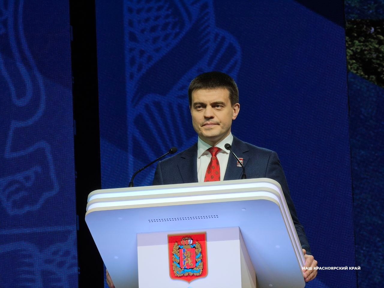 Губернатор Михаил Котюков начал выступать с посланием об основных направлениях экономической и социальной политики Красноярского края В начале выступления он отметил, что все, что делается, по-прежнему опирается на принцип «работаем по-новому, работаем для людей». Обратная связь с жителями остается неотъемлемой частью работы. Для упрощения процесса предоставления государственных услуг, запустили специальный федеральный проект «Государство для людей», где Красноярский край стал одним из опорных регионов в стране.