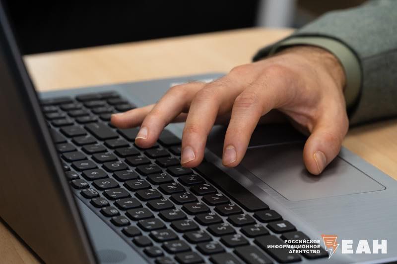 Россияне получили новую возможность быстро создать резюме  «Авито Работа» запустила функцию, которая  автоматически формирует резюме при отклике: ФИО, контакты, опыт и желаемые условия подставляются из профиля и вакансии. Публикация — одним нажатием, редактирование — по желанию. Доступно в мобильных приложениях Android и iOS,  на следующей неделе на десктопе.  «Наличие опубликованного резюме позволяет кандидатам получать больше предложений от работодателей и быстрее находить работу мечты. Тем не менее, до сих пор далеко не все используют эту возможность: по данным опроса «Авито Работы», почти половина  48%  соискателей не заполняли анкету при последнем поиске работы, объясняя это сложностью и длительностью процесса. Новый сервис позволяет максимально упростить создание резюме для кандидатов. От пользователей не требуются дополнительные знания или опыт создания резюме: технологии «Авито» помогают быстро и грамотно «упаковать» всю нужную информацию для работодателя», — комментирует директор по продукту «Авито Работы» Владимир Урсу.  В ходе тестов число созданных таким образом резюме выросло в 3 раза, теперь ежедневно на 42% больше уникальных анкет.