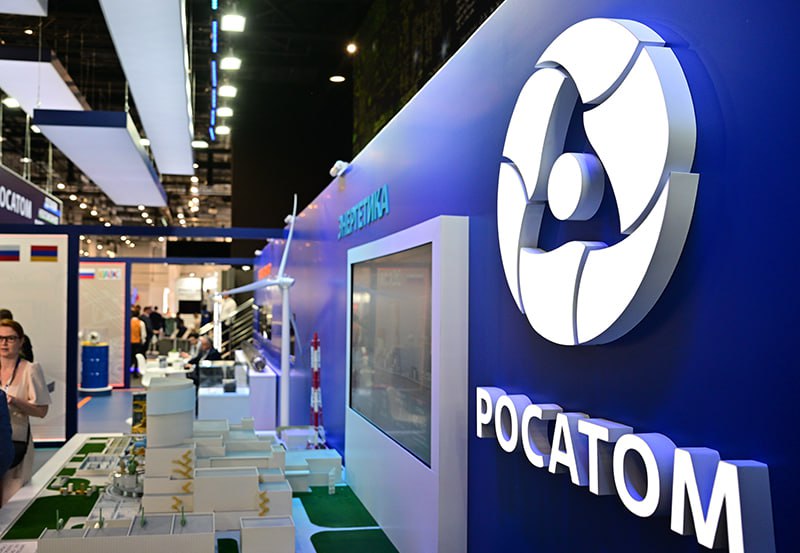 Росатом займется в том числе подготовкой персонала для работы на первой атомной электростанции в Казахстане Лидером консорциума для строительства АЭС была выбрана российская корпорация. "Относительно подготовки кадров сообщаем, что в обязанности лидера консорциума также входит подготовка эксплуатирующего персонала. Для эксплуатации АЭС потребуется порядка 2 тыс. человек, из них по ядерным специальностям - 400 человек, остальные - это профильно-технический персонал, такой же, который у нас работает на действующих угольных и газовых электростанциях", - сообщили в агентстве по атомной энергии республики.