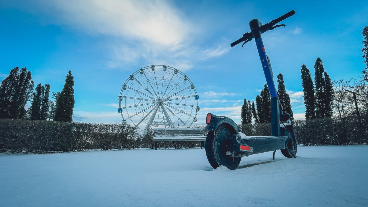 Екатеринбург не будет запрещать электросамокаты Мэр Алексей Орлов подтвердил что город не пойдет по пути тотальных ограничений Причина проста запрет самокатов часто приводит к появлению еще более опасных электровелосипедов Вместо этого в городе действует система точечных ограничений Администрация договорилась с прокатными компаниями о зонах где самокаты нельзя использовать Обычно это самые людные места в центре Результат уже есть число инцидентов с самокатами в этом году значительно сократилось Губернатор Денис Паслер также не поддержал идею полного запрета Так что электросамокаты в Екатеринбурге остаются но с четкими правилами Присылайте фото видео и новости OSTagilCity bot