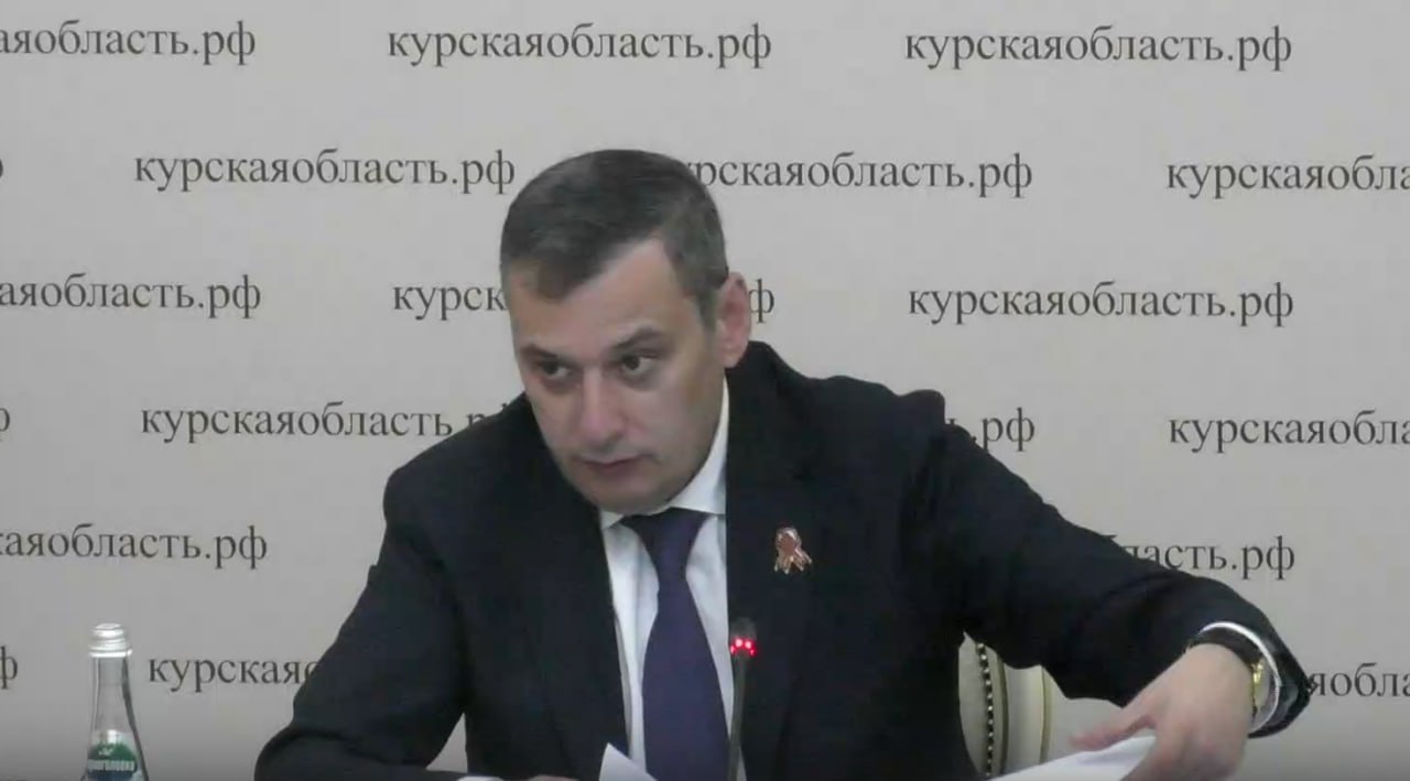 Александр Хинштейн озвучил рейтинг руководителей органов власти Курской области в соцсетях В тройку лидеров вошли: 1 место — Татьяна Сукновалова, врио министра соцобеспечения, материнства и детства. Второе место разделили сразу три чиновницы: Наталья Леонова, врио министра образования; Анна Коновалова, врио министра приоритетных проектов развития территорий и туризма; Ольга Воробьева, врио председателя комитета ЗАГС. Третье — исполняющий обязанности министра внутренней и молодежной политики Владимир Гребёнкин. В тройку антилидеров вошли: — Юрий Куч, и. о. министра по тарифам и ценам Курской области; — Александр Афонин, врио министра строительства; — Елена Атанова, врио министра развития приграничья. У этих руководителей много публикаций, но ЦУР оценивает их по среднему уровню охвата. «Мы делаем этот рейтинг не забавы ради. А для того, чтобы у жителей была возможность достучаться до власти. Если у человека что-то не так, мы как власть должны на это реагировать и соответствующие меры принимать», — отметил врио губернатора Александр Хинштейн. Также впервые был составлен рейтинг глав районов за апрель. В антирейтинг вошли: 1 место с конца — у и. о. главы Суджанского района Юрия Дмитрюкова. У него и вовсе нет аккаунта. «Не буду сейчас запрашивать главу, чтобы не усиливать и без того печальный эффект. Я вижу большое число нареканий от жителей Суджанского района. Конечно, такого быть не может и не должно. И вопрос не в наличии аккаунта в соцсетях. Это лишь один из многих факторов, к сожалению, подтверждающий кризисную ситуацию, сложившуюся в системе власти в Суджанском районе», — возмутился Александр Хинштейн. 2 место — Владимир Зайцев, глава Большесолдатского района; 3 место — Владимир Торубаров, глава Поныровского района. Среди лидеров: 1 место — Игорь Глущенко, глава Обоянского района; 2 место — Юрий Астахов, глава Щигровского района; 3 место разделили главы Глушковского и Медвенского районов: Павел Золотарев и Виктор Катунин.
