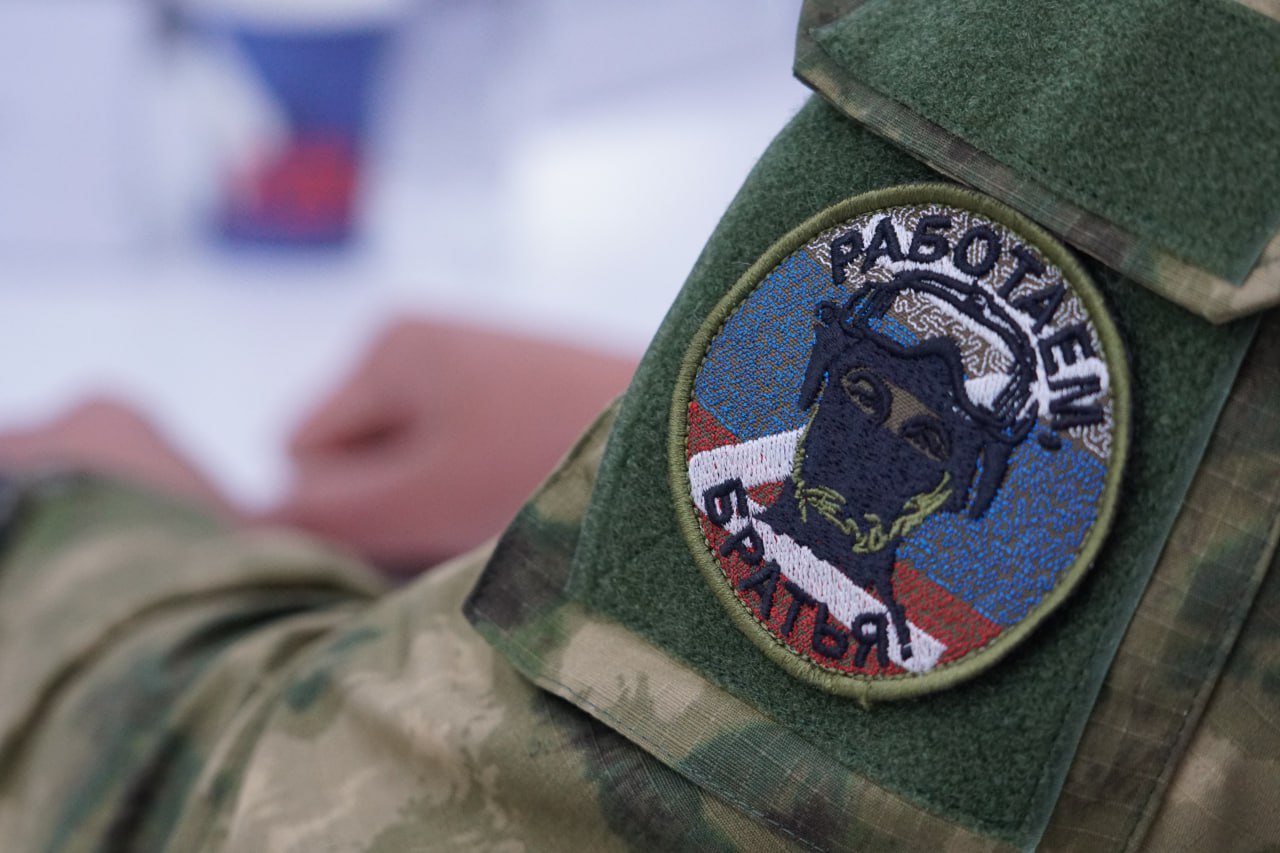 Бесплатное профобследование участников СВО проведут в штабе общественной поддержки «Единой России»  Сотрудники КГБУЗ «Краевой Центр общественного здоровья и медицинской профилактики» помогут бойцам и членам их семей выявить факторы риска хронических неинфекционных заболеваний.   Медики проведут анализ крови на сахар и холестерин, оценят состояние сердца с помощью ЭКГ, измерят артериальное давление и уровень кислорода в крови, проверят внутриглазное давление, определят уровень угарного газа в выдыхаемом воздухе.   Обследование проводится бесплатно в рамках государственных гарантий. По его итогам предусмотрена индивидуальная консультация терапевта.   Все желающие могут обращаться 13 августа с 10:00 до 16:00 в штаб общественной поддержки «Единой России»  г. Барнаул, ул. Пушкина, 62 . Для участия в обследовании необходимо иметь при себе паспорт, полис медицинского страхования и СНИЛС.   #ЕР22 в Telegram  #ЕР22 в Вконтакте