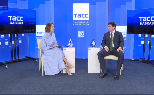 Махачкалинский морпорт обзаведется самым крупным зерновым терминалом на Каспии В морском торговом порту Махачкалы будет построен самый большой на Каспии зерновой терминал Об этом сообщил гендиректор предприятия Джемал Алиев Он напомнил что его мощность составит 100 тысяч тонн Первая фаза терминала будет сдана в 2026 году а полностью выйти на производственную мощность в 2028 году Мы также расширяем перевалку грузов через железную дорогу строим свою часть а АО РЖД свою будет построен сортировочный парк на пути к порту В итоге через железнодорожные пути мы сможем переваливать до 5 млн тонн отметил Алиев Он также напомнил что на предприятии ведется реконструкция причалов которые пришли в ветхое состояние в том числе и из за снижения уровня моря