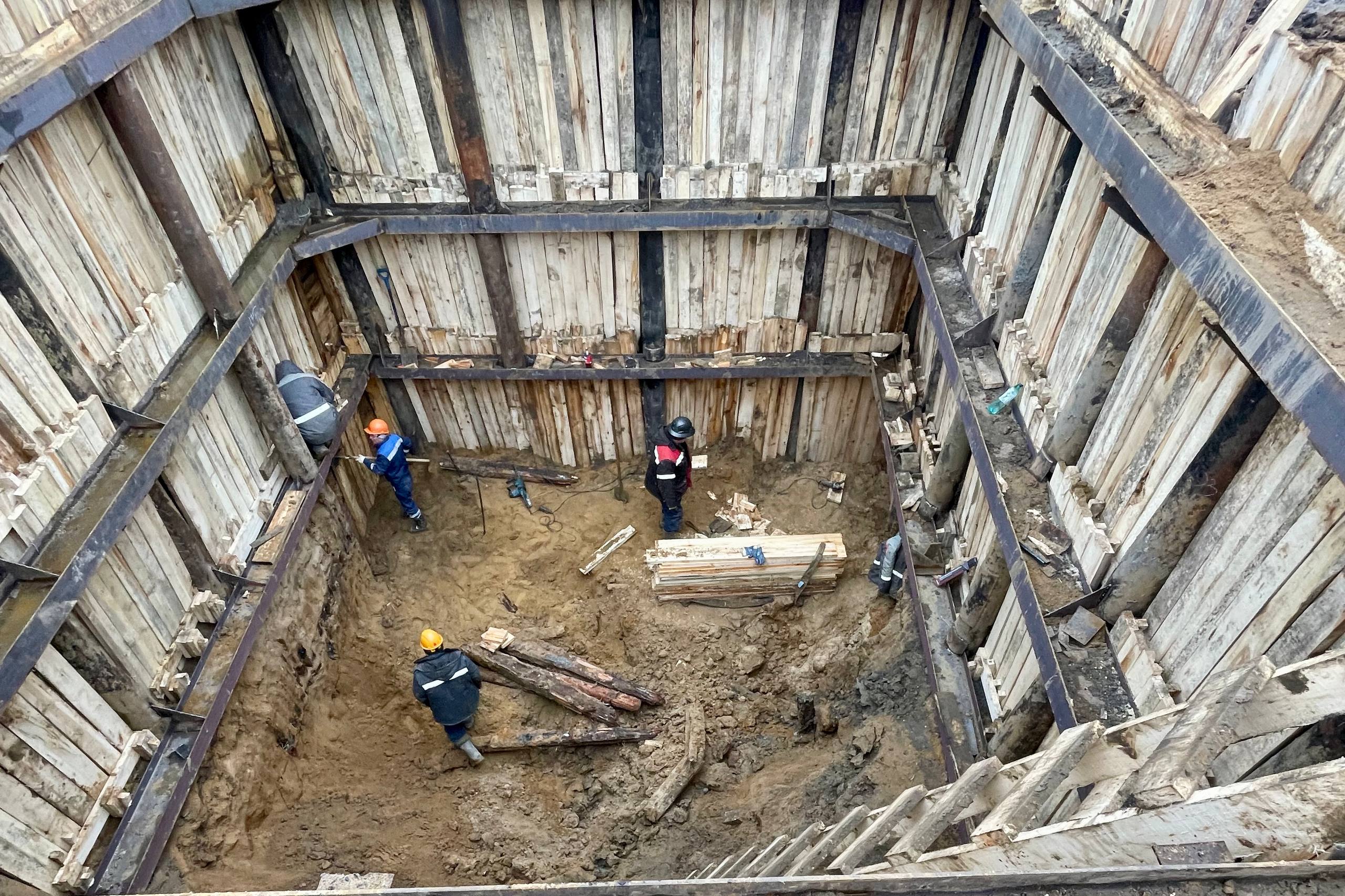 Почти 2 5 км сетей водоотведения реконструировали и построили в Коломенском АО Мосводоканал завершило реконструкцию старых и прокладку новых сетей водоотведения на территории музея заповедника Коломенское Общая протяженность обновленных коммуникаций составила 2 48 км Работы по реконструкции проводились на сетях большого диаметра от 2 6 до 3 метров которые были проложены еще в прошлом веке для перекачки городского стока на Курьяновские очистные сооружения Устаревшие конструкции заменили на современные стеклокомпозитные трубы Они прочные устойчивые к коррозии и рассчитанные на длительный срок службы Также проложены новые трубопроводы диаметром 100 200 мм для возводимых объектов парка Чтобы снизить неудобства для жителей и сохранить природный ландшафт в работе применяли бестраншейные технологии и отечественные материалы Все работы выполнены без нарушения проводимой масштабной реконструкции Коломенского которая продолжится в текущем году   ДЖКХ Москвы подпишись