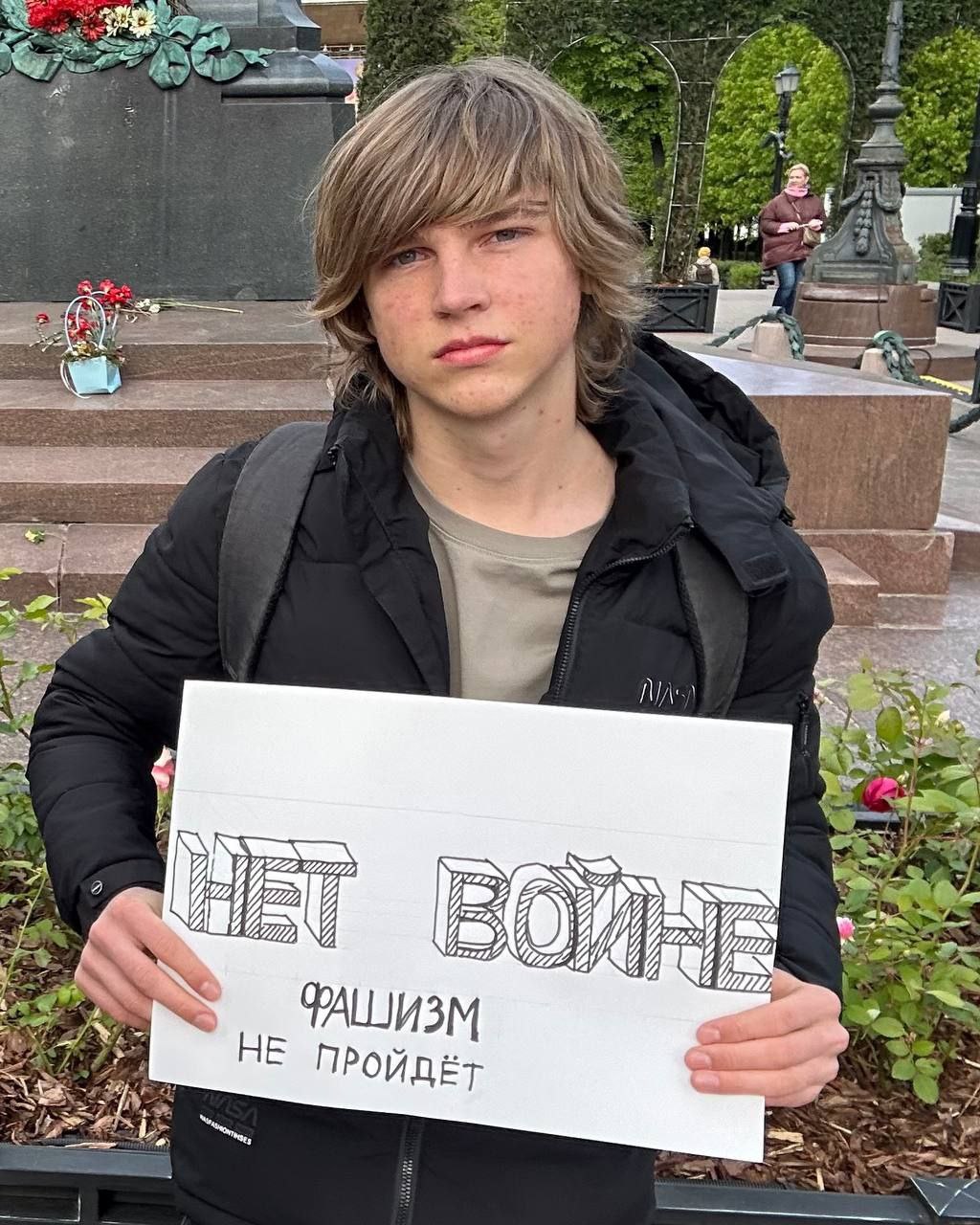В отделе полиции избили активиста, который вышел в Москве с плакатом «Нет войне» Активиста Александра Клевитова, который накануне вышел с плакатом «Нет войне» на Пушкинскую площадь в Москве, избили в отделе полиции по Тверскому району. Об этом пишет ОВД-Инфо. По их сведениям, на мужчину составили протокол о «дискредитации» армии. Эта статья — неарестная, то есть не предполагает административный арест. Несмотря на это, мужчину оставили в отделе полиции на ночь. У молодого человека инвалидность ll группы, однако к нему отказывались пускать адвоката и не разрешали проносить передачку. Сейчас Клевитов направляется в травмпункт для снятия побоев. Подписаться на «Новую-Европа»