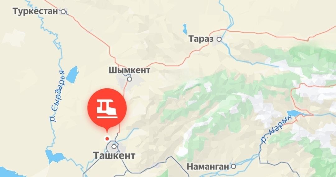 В Казахстане ограничили ж д экспорт через станцию Сарыагаш Казахстанские железные дороги ввели запрет на отправку грузов со всех станций Казахстана в страны Центральной Азии через ж д погранпереход Сарыагаш Келес на границе с Узбекистаном передают АПК новости Ограничения будут действовать по 20 ноября 2025 года Исключение сделали для зерновых грузов продуктов перемола и скоропортящихся грузов овощей Также национальный ж д оператор разрешил отправку на Сарыагаш других категорий грузов при условии формирования маршрута не менее 48 вагонов с одной станции отправления на одну станцию назначения Причинами ввода назвали необходимость высвободить элеваторы для приема зерна нового урожая а также следующие в направлении Сарыагаша 7985 грузовых вагонов при норме в 6150 вагонов Читайте также В Казахстане ограничили до конца 2025 года перевозки зарубежных грузовых вагонов Logistan info Логистика Экономика