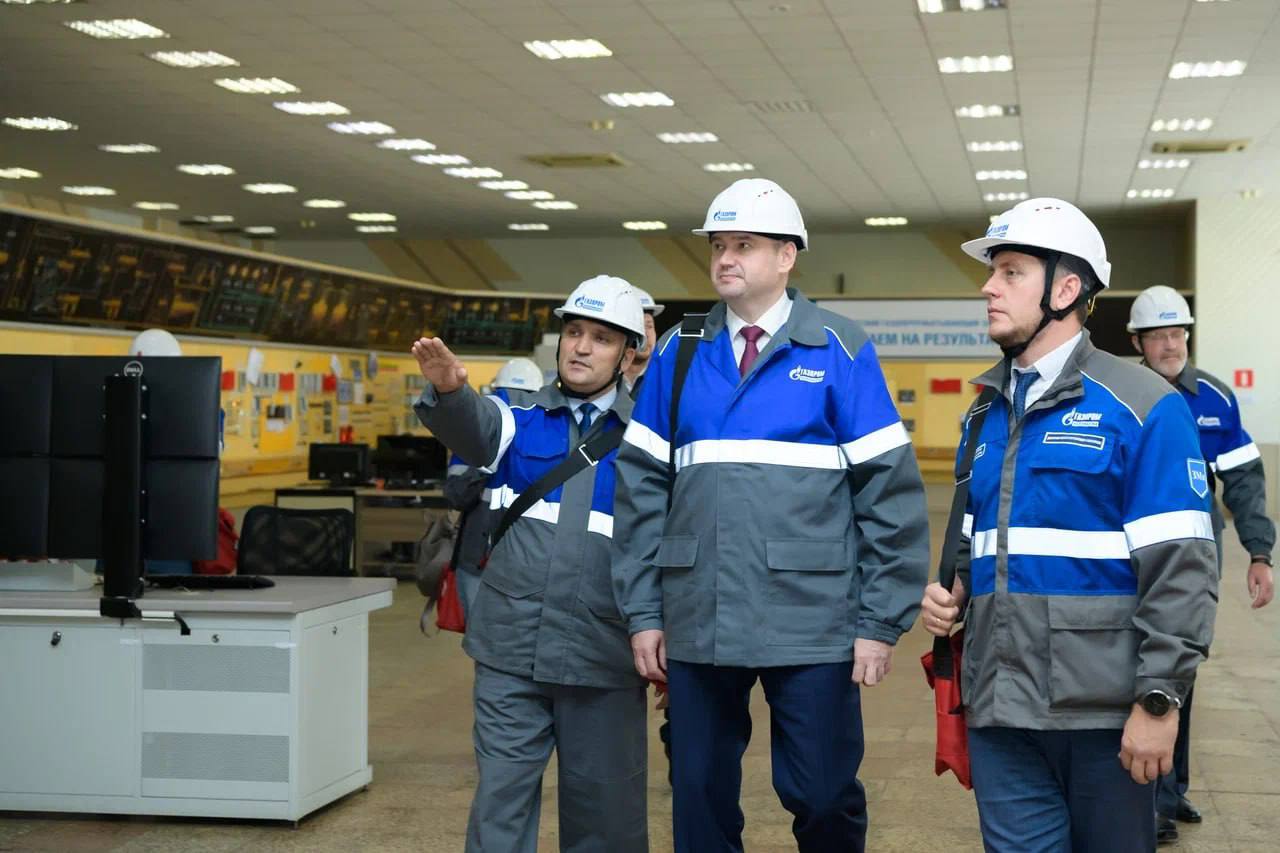 Врио губернатора Евгений Солнцев ознакомился с работой газоперерабатывающего завода  В ходе встречи с коллективом завода Евгений Солнцев подчеркнул стратегическое значение предприятия для экономики Оренбуржья.  — Мы все сегодня находимся в уникальной ситуации – происходит глубокая перестройка всей экономики страны, всей логистической инфраструктуры. Экономический потенциал области, ее географическое положение открывают перед нами возможности, которыми мы обязаны воспользоваться. Включение в крупные федеральные проекты позволит насытить область финансами, создать на ее территории новые высокотехнологичные производства и передовую инфраструктуру. Свою главную задачу вижу в обеспечении комплексного развития Оренбуржья, которое даст возможность максимально раскрыть потенциал каждого жителя региона, — сказал Евгений Солнцев.  В ходе общения с сотрудниками предприятия были затронуты актуальные вопросы развития дорожной инфраструктуры, общественного транспорта и кадрового обеспечения. Евгений Солнцев подчеркнул приоритет создания условий для комфортной жизни, работы и самореализации жителей региона.  Оренбургский газоперерабатывающий завод, отметивший в текущем году 51-летие, является одним из ключевых предприятий области, на котором трудятся около трех тысяч человек.