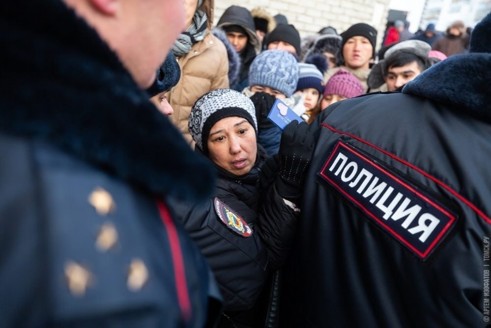 Из Московской области  за год депортировали 28 тысяч мигрантов  Это на треть превышает показатель 2023 года. В ГУ МВД отметили, что проведена большая работа:   проведено 111 тыс. проверок в жилом секторе и местах трудовой деятельности мигрантов;  выдворено и депортировано 28 тыс. лиц, нелегально находящихся на территории Московской области;  более чем на четверть увеличилось количество принятых решений о запрете въезда иностранным гражданам, нарушившим российское законодательство.  Кроме того, уделено внимание борьбе с киберпреступностью, доля которой составляет 28% от общего числа выявленных преступлений. За год раскрыто 5,9 тыс. преступлений в сфере информационных технологий, что на 20% больше, чем годом ранее.  Значительная часть работы была направлена на защиту экономики. Всего в регионе выявлено 3,6 тыс. экономических преступлений, установлено 1,85 тыс. причастных лиц и расследовано 228 дел, связанных с организованными группами.   Ну, а мы в очередной раз отметим, что борьба с нелегальной миграцией продолжает набирать обороты. И для того, чтобы защитить себя и своих близких от неприятных последствий, стоит обратиться к юристу.   В нашем агентстве сделать это можно совершенно бесплатно. Просто оставьте заявку на нашем портале или в телеграме:      Поверьте, лучше обратиться сейчас, чем в момент острой нужды. Migron.ru