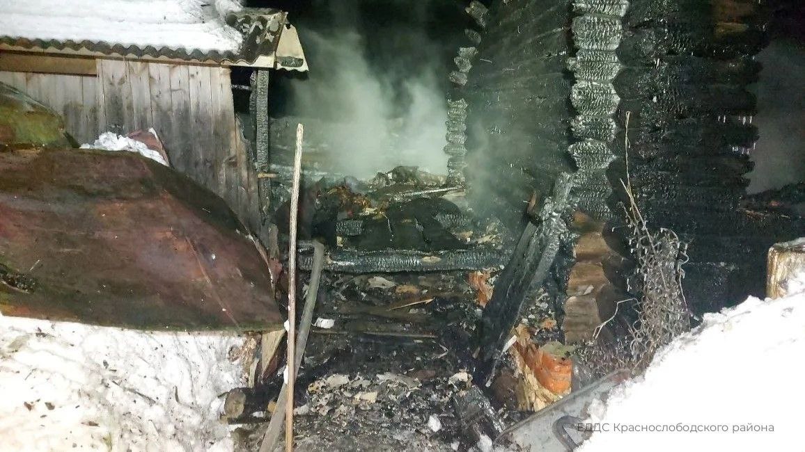 Смертельный пожар произошел в Новой Карьге По сообщению районной ЕДДС произошло все на Гагарина вчера ночью Возгорание произошло в частном доме Предварительно в ходе тушения пожара сотрудники пожарно спасательной службы обнаружили погибших Фото ЕДДС Краснослободского района Читайте нас в MAX Подписаться Прислать новость