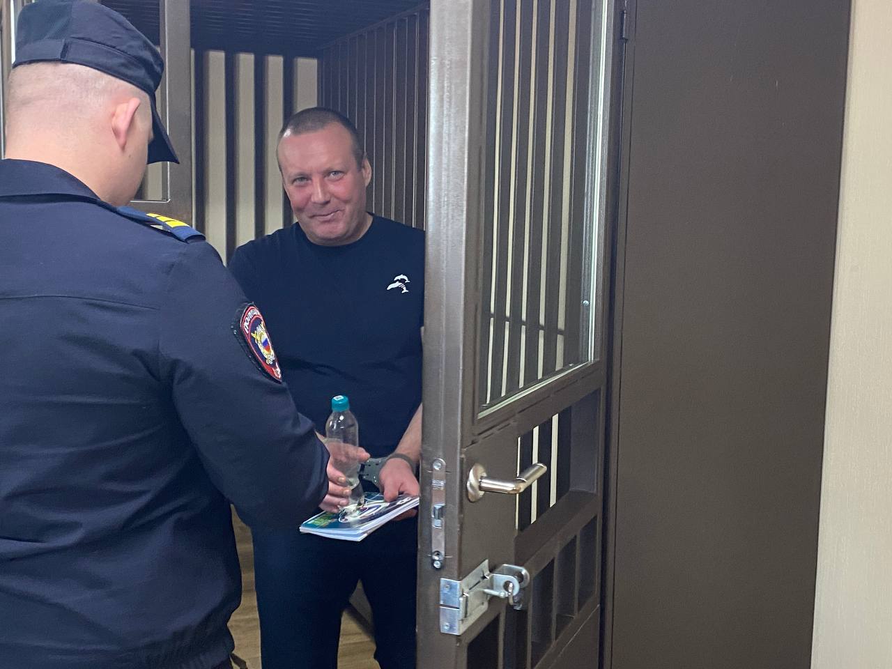 У экс главы ГАИ Челябинска Гайде отбирают автомобили и недвижимость Соответчиками по делу о коррупции проходят также сын и дочь бывшего силовика на которых он оформил часть машин и земельные участки Также арестованы 3 5 млн рублей на счетах Александра Гайде По версии силовиков высокопоставленный полицейский систематически получал взятки люксовыми авто стройматериалами и бытовой техникой от директора ООО Капиталстрой Ромика Варданяна За это полковник оказывал фирме предпринимателя всеобщее покровительство при ведении деятельности Главный политический канал Урала Подписаться