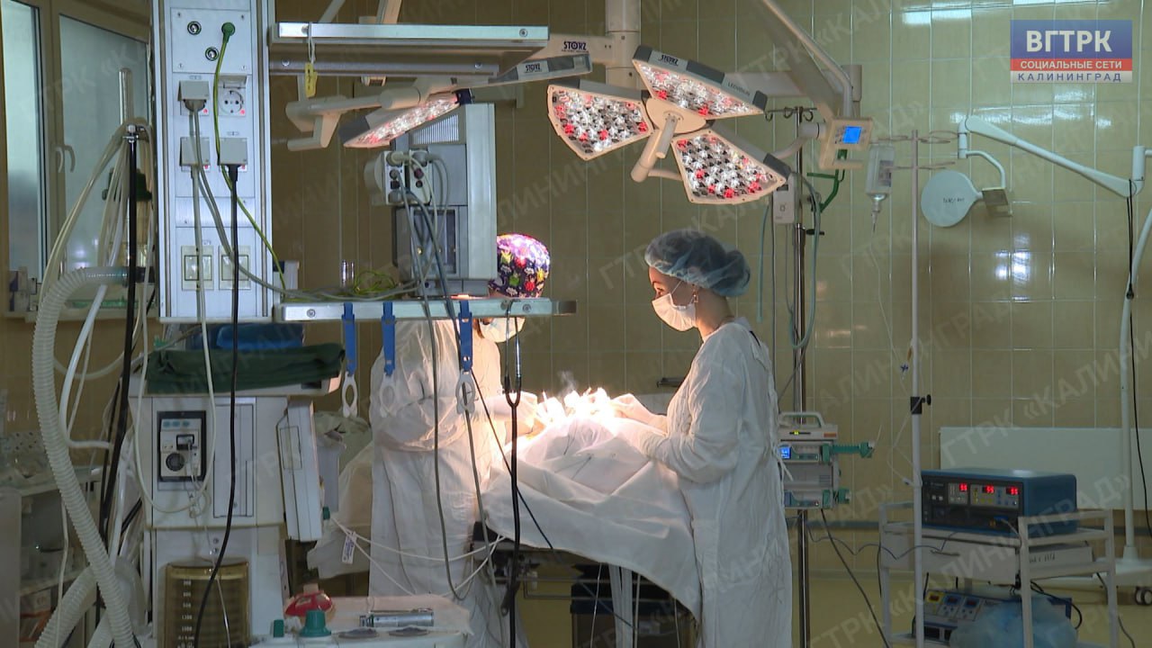 Высокотехнологичную операцию 63 летней пациентке провели специалисты Онкоцентра Калининградской области Объемное опухолевое поражение обоих яичников около 30 сантиметров на левом и 15 ти на правом у женщины было выявлено в ходе профилактического осмотра По словам медиков женщина на протяжении 10 лет не обращалась к гинекологу Во время дальнейшего обследования у нее было выявлено еще одно новообразование в левой почке Ситуация осложнилась еще и тем что у пациентки также были диагностированы гипертоническая болезнь с поражением сердца и асцит скопление литра жидкости в брюшной полости В итоге было принято решение о проведении одномоментной операции силами двух бригад онкогинекологов и онкоурологов Общая продолжительность вмешательства составила три часа По словам и о главного врача Онкоцентра Калининградской области Степана Миракяна проведение подобных операций возможно только при мультидисциплинарном подходе и высокой подготовке медицинского персонала Источник министерство здравоохранения Калининградской области