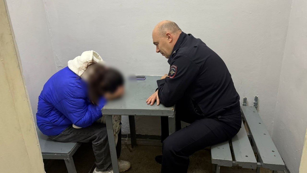 Троих маленьких детей с обморожением нашли на улице в Челябинской области В Еманжелинске прохожие обнаружили в сквере 2 летних близнецов и 5 летнюю девочку Дети находились одни без присмотра родителей и были одеты не по погоде Неравнодушные жители вернули их домой но ситуация повторилась На место вызвали бригаду скорой помощи врачи диагностировали у малышей обморожение Матерью оказалась 24 летняя местная жительница Она утверждает что не заметила ухода детей так как спала после ночной смены В отношении женщины составлены протоколы Многодетная семья в которой воспитывается еще двое детей поставлена на профилактический учет для дальнейшего контроля сообщает ГУ МВД России по Челябинской области Двух детей другой матери передали родственникам Социальный педагог школы обратила внимание что их постоянно нет на занятиях Сотрудники полиции решили проверить семью Они нашли детей восьми и двенадцати лет дома без еды и денег а мать пьяной в квартире у знакомых Женщину обвинили в неисполнении родительских обязанностей и составили на ее протоколы Вопрос с кем дальше будут жить дети предстоит решить районной комиссии по делам несовершеннолетних Фото ГУ МВД России по Челябинской области Подписывайтесь на Вести Южный Урал в MAХ
