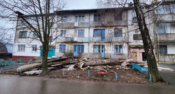 В Орловской области обрушились сразу шесть балконов жилого дома  По факту обрушения следователи возбудили уголовное дело по части 1 статьи 293 УК РФ  халатность   Судя по записи, обрушились сразу три лоджии в трехэтажке