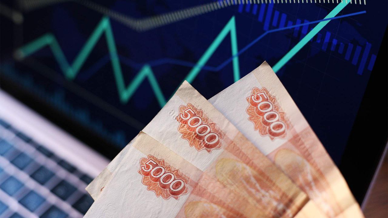 После вступления в силу налоговых изменений компании заметно нарастили цены на свою продукцию С этого года резко увеличились расценки в сфере логистики до 20 услуг и IT выяснили Известия Многие предприятия повысили стоимость товаров еще в 2025 м готовясь к росту НДС на 2 п п Теперь продукция и услуги резко подорожали еще раз уже после Нового года Бизнес помимо налогов объясняет это ростом зарплат и подорожанием топлива однако издержки в итоге переложили на потребителей ФАС пообещала отреагировать