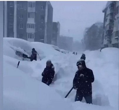 27 декабря циклон с центром над Охотским морем вновь преподнес сюрприз для жителей Дальнего востока И если для Магадана его можно назвать приятным температура воздуха в городе повысилась до оттепели то в Петропавловске Камчатском вновь выпало рекордное количество осадков 91 мм Причем большую часть это составлял снег и мокрый снег который лепил при ветре в порывах до 20 м с В итоге с начала декабря в городе выпало 358 мм или три месячные нормы осадков Высота снежного покрова достигла 78 см а образовавшиеся сугробы оказались почти в рост человека