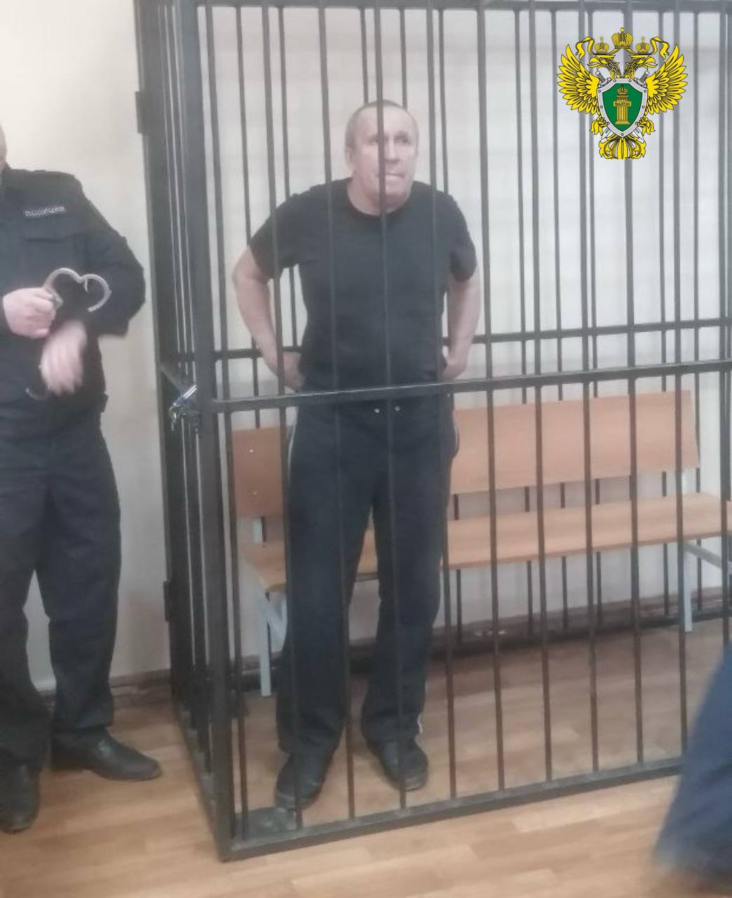 Житель Нижнего Тагила осужден за убийствознакомого которого впоследствии расчленил Сегодня 26 ноября 2025 года Ленинский районный суд г Нижнего Тагила на основании доказательств представленных государственным обвинителем вынес приговор по уголовному делу в отношении 58 летнего местного жителя Олега Ласкина Мужчина признан виновным в совершении преступления по ч 1 ст 105 УК РФ убийство В ходе рассмотрения уголовного дела в суде государственный обвинитель представил доказательства того что 12 июня 2025 года Ласкин находился в доме в одном из коллективных садов г Нижний Тагил совместно со знакомым 59 летним местным жителем Во время совместного распития спиртных напитков между мужчинами возникла ссора В ходе конфликта потерпевший держа в руках нож высказал в адрес осужденного угрозу убийством В связи с чем Ласкин действуя умышленно из личной неприязни к потерпевшему нанес один удар рукой по лицу потерпевшего от которого последний упал на пол а осужденный взял из рук потерпевшего нож В тот момент когда последний поднялся и попытался выбежать из дома осужденный нанес ему ножом один удар в область задней поверхности груди От полученной колото резаной раны грудной клетки проникающей в плевральную полость осложнившейся острой кровопотерей потерпевший скончался на месте преступления После этого Ласкин желая скрыть следы совершенного преступления электрической пилой отчленил руки ноги голову и нижнюю часть туловища потерпевшего Отчлененные части тела потерпевшего обвиняемый упаковал в мешки которые вынес из дома один из которых выбросил в водоем а остальные вывез в поле   Ленинский районный суд г Нижнего Тагила назначил виновному наказание в виде 9 лет 6 месяцев лишения свободы с отбыванием в исправительной колонии строгого режима Кроме того суд взыскал с осужденного в пользу родственников погибшего компенсацию морального вреда в размере 2 млн рублей а также сумму материальных затрат в размере 73 5 тыс рублей