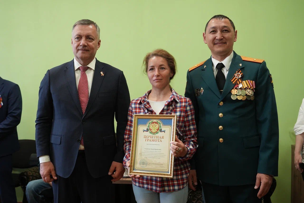 Игорь Кобзев поздравил с наступающим Днем Победы участников СВО, проходящих лечение в военном госпитале Для пациентов госпиталя состоялся праздничный концерт, на улице под сопровождение духового оркестра работала полевая кухня от ГУ МЧС по Иркутской области. «Глядя в глаза этих ребят, видишь, что они пережили. Они понимают, что обычная жизнь ушла на второй план, главная задача сейчас – защита Родины. И сегодня я благодарю их за героические поступки, за сделанный выбор, за мужество и смелость. Многие уже сегодня говорят, что после восстановления вернутся на фронт, а это дорогого стоит», – сказал Игорь Кобзев. Губернатор поблагодарил врачей и волонтеров. Отдельно глава региона остановился на задаче по строительству нового госпиталя на 150 коек. Сейчас решается вопрос по выбору земельного участка для этого объекта. Подробнее — на портале Иркутской области. #Победа80