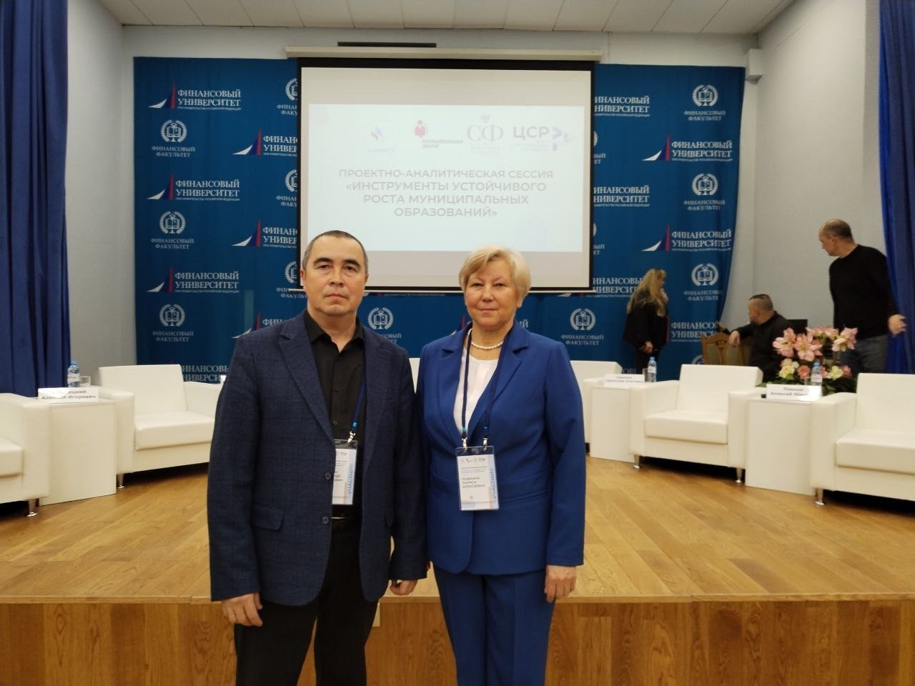 Представители Марий Эл приняли участие в стратегической сессии Инструменты устойчивого роста муниципальных образований Во встрече в Москве состоявшейся в рамках флагманского проекта Всероссийской ассоциации развития местного самоуправления ВАРМСУ Муниципальный диалог приняли участие свыше 150 представителей муниципалитетов в том числе исполняющий полномочия главы Сернурского муниципального округа Марий Эл Александр Кугергин и заместитель главы администрации Мари Турекского района Марий Эл Лариса Ложкина Также к работе подключились сотрудники федеральных органов власти эксперты в сферах финансов бюджета и экономики Собравшиеся обменялись опытом выработали совместные предложения по повышению финансовой устойчивости муниципалитетов и развитию их экономического потенциала В ходе пленарной сессии прошла встреча с работниками Минфина Минэкономразвития Минтруда Роструда ФНС и Росреестра