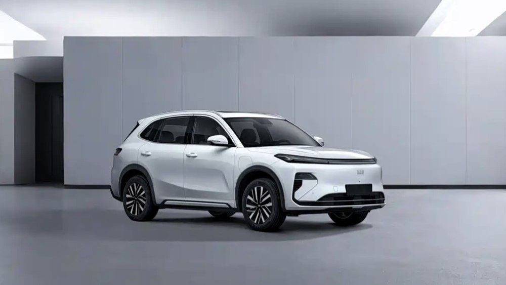 Дальность хода нового электрического кроссовера Geely Galaxy Starship 7 EV будет составлять 525 и 605 километров Эта модель является электрической версией гибридного паркетника Geely Starship 7 который уже в ближайшее время начнут продавать в России под названием Geely EX5 EM i Электрокар Starship 7 EV имеет размеры кузова 4750 х 1905 х 1680 мм и колесную базу 2755 мм В движение его приводит единственный электромотор мощностью 218 лошадиных сил geely