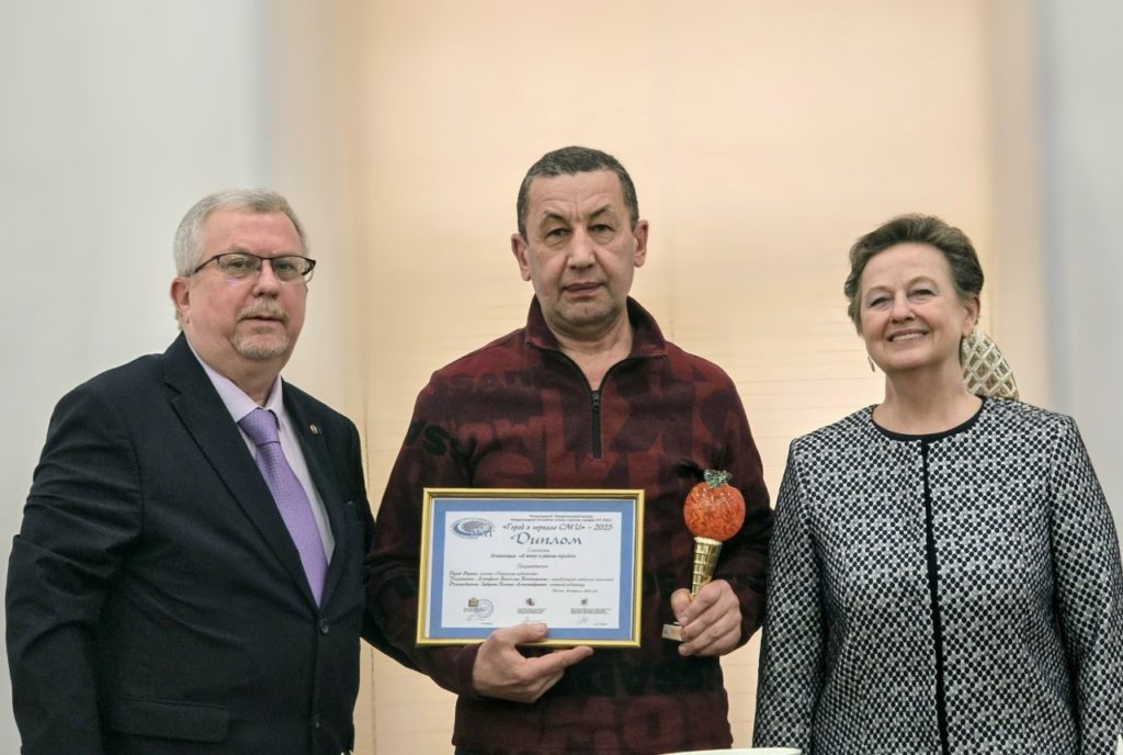 Журналист газеты Рязанские ведомости Вячеслав Астафьев стал лауреатом международного конкурса Журналист газеты Рязанские ведомости Вячеслав Астафьев стал лауреатом XIV Международного конкурса журналистов Город в зеркале СМИ 2025 Ему был вручен диплом первой степени за победу в номинации Я живу в умном городе Вячеслав Астафьев представил на конкурс материалы тематической полосы Город и мы которая выходит в газете каждую вторую среду месяца на протяжении уже почти трех лет имеет свою читательскую аудиторию и многочисленные отклики на публикации В конкурсе приняли участие журналисты более чем из 30 городов России и 4 стран СНГ Итоги конкурса были объявлены на конференции Международной ассамблеи столиц и крупных городов Победили вместе посвященной Году защитника Отечества и 80 летию Победы в Великой Отечественной войне 1941 1945 годов   rv ryazan ru wp content uploads 2026 02 dOV5MPOUXrpf2BCcLjYRwV3xOeHsgRYPSMWLGgJfSlW9fcwkoJGnhDkdg4uL91UdpIeZ7EaPt6NXMSERTqfmB98n jpg