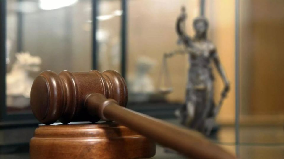 В Крыму шестерых экс-чиновников осудили за махинации с землей СИМФЕРОПОЛЬ, 21 июл – РИА Новости Крым. Бахчисарайский районный суд Крыма вынес приговоры шестерым бывшим должностным лицам, которые в составе организованной группы занимались махинациями с земельными участками. Об этом сообщает пресс-служба суда. В группу входили работники архивного отдела и госкомрегистра, землеустроители и другие должностные лица. "Деятельность этих лиц была направлена на совершение умышленных преступлений против собственности на территории Бахчисарая и Бахчисарайского района, с использованием поддельных решений, а также архивных выписок. Участники данной группы преследовали корыстную заинтересованность с целью незаконного приобретения права собственности на имущество", - говорится в сообщении. Су... Подробнее>>>