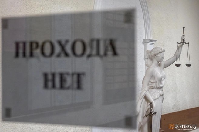 Прокуратура края передала в суд дело трёх работников компании Торговый дом Транзит ДВ которые провернули аферу на 3 5 миллиарда рублей Их обвиняют в крупном мошенничестве отмывании денег и преднамеренном банкротстве Двое из них смогли сбежать и находятся в международном розыске По версии следствия с 2014 по 2017 годы эти предприниматели подделали отчётность и завысили уставный капитал фирмы заведомо зная о ее неплатежеспособности Так они создали видимость успешной компании и взяли в банке три кредита на 3 5 миллиарда рублей которые конечно не собирались возвращать Эти деньги в итоге отмыли через сделки с иностранными компаниями на 2 2 миллиарда рублей и вывели через убыточные сделки что в итоге привело к банкротству Компания Торговый дом Транзит ДВ занимается торговлей топливом и поставкой топливных ресурсов Его бенефициар Игорь Польченко беглый олигарх на которого уже заводили дело и объявляли в международный розыск Владел тогда он такими организациями как Северо восточное морское пароходство Востокбункер Хасан Сервис ДВ и другие По данным Контур Фокус большинство компаний связанные с олигархом банкроты В 2019 году его задержали на Кипре но по каким то причинам так и не экстрадировали Где он сейчас неизвестно Подписаться