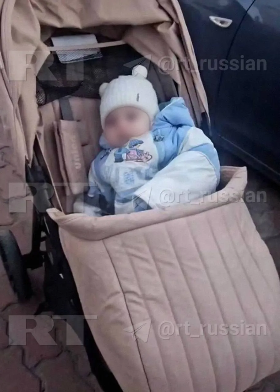В Ростове на Дону женщина оставила коляску с ребёнком на остановке общественного транспорта В полиции она объяснила свои действия ссорой с мужем после которой психанула Как сообщили в местном МВД на мать 1989 года рождения составили протокол о неисполнении родительских обязанностей Перед тем как уйти женщина позвонила мужу Прохожие обнаружили оставленную коляску и вызвали полицию По сообщениям местных пабликов на место происшествия прибежал отец ребёнка после чего его и малыша вместе забрали в отделение В региональном СК сообщили что начата проверка мать ребёнка опрашивают Фото RT federalpress   Мы в MAX