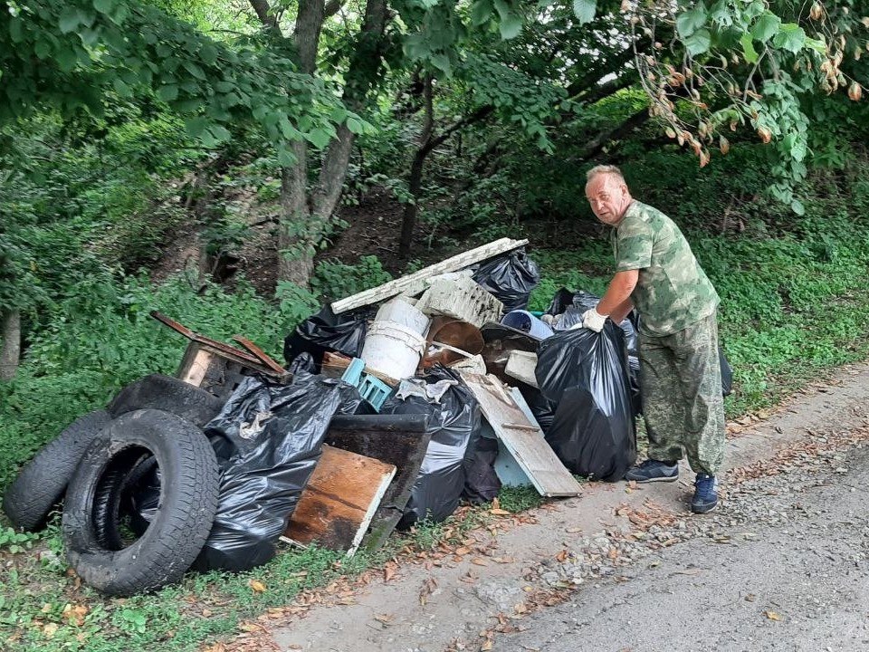 Более трёх кубометров мусора собрали куряне в лесах урочища Лог-2 В субботнике поучаствовали сотрудники комитета городского хозяйства, члены партии «Единая Россия» и активные жители улицы 1-й Офицерской. Уборка в городских лесах, в том числе и на этом участке, продолжается. Жителей города призывают присоединяться к защите окружающей среды и беречь природу от мусора. Фото: администрация города Курска.