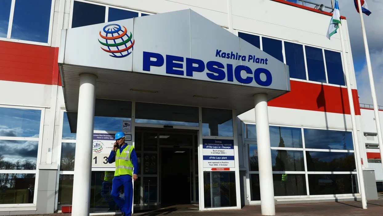 Pepsi решила зарегистрировать в России новый товарный знак Компания PepsiCo осуществила подачу заявки на регистрацию товарного знака нового напитка в России. Речь идет об энергетике Rockstar, сообщает Mash. В конце минувшего месяца из центрального офиса американской компании в Северной Каролине отправили запрос в Роспатент на регистрацию логотипа Rockstar. В 2022 году напиток попал на витрины магазинов в связи с прекращением фирмой деятельности в РФ. В 2023 году компанией PepsiCo была представлена новая торговая марка Evervess-Cola, созданная специально для российского рынка. «PepsiCo подала заявку на регистрацию товарного знака нового напитка в России — энергетика Rockstar», — говорится в публикации.