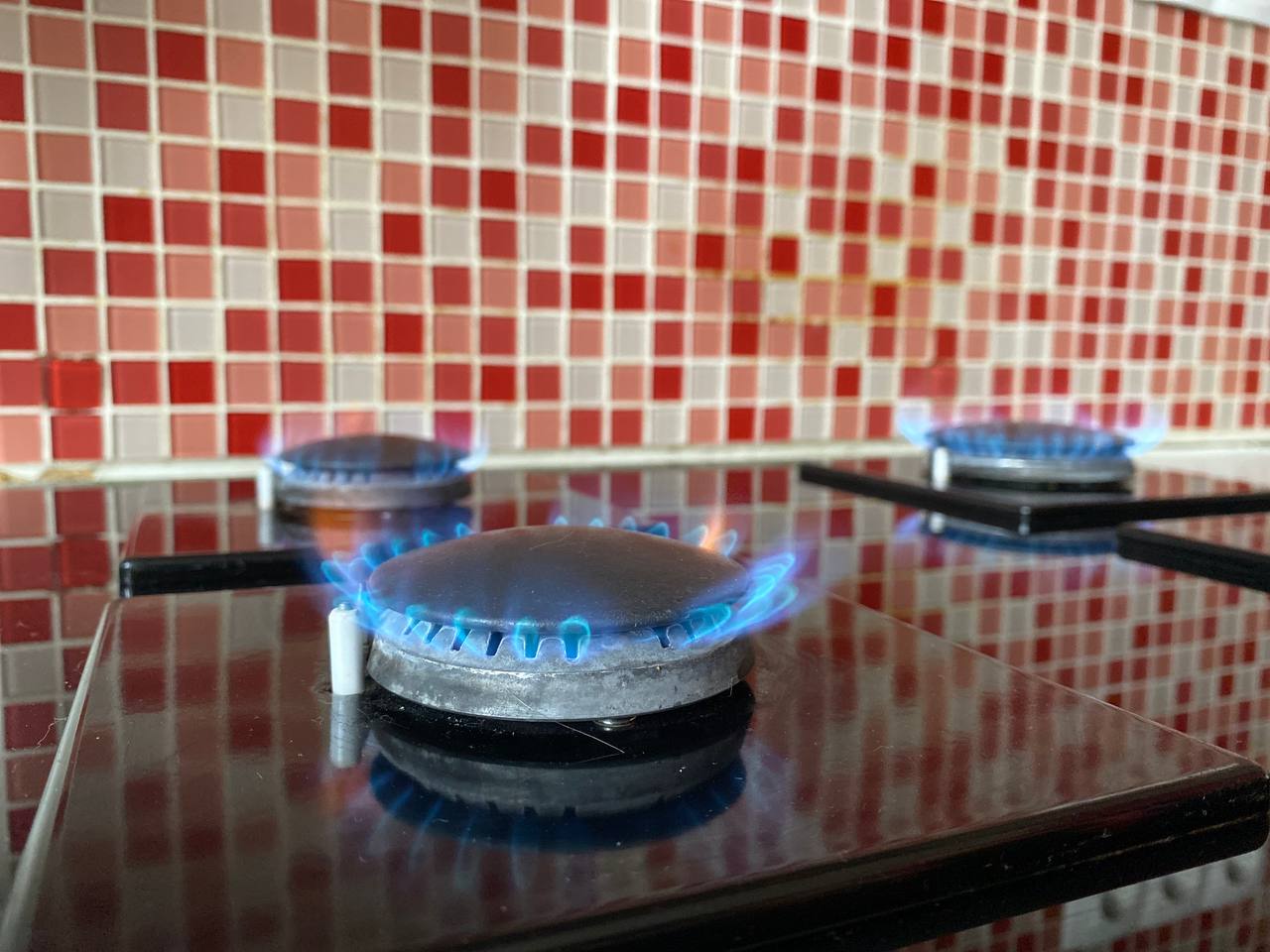 Газовые плиты могут вызывать рак Учёные выяснили, что при работе газовых плит на метане или пропане в воздух выделяется бензол — канцероген, повышающий риск рака. Особенно уязвимы дети: их чувствительность в 4–16 раз выше, чем у взрослых. Вывод тревожный — даже домашняя кухня может быть опасна.