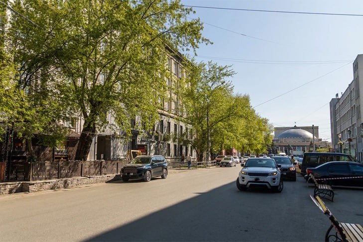 В Новосибирске объявлен конкурс на актуализацию дизайн-проекта пешеходной зоны улицы Ленина – от площади Ленина до проспекта Димитрова. Проект благоустройства охватит более 30 гектаров, включая прилегающие улицы: Советскую, Урицкого и Революции. Как отметил мэр Максим Кудрявцев, задача – связать ключевые точки центра города. Планируется создание удобных пешеходных маршрутов, зон отдыха и озеленения, а также обновление площадей у кинотеатра «Победа» и Театральной площади. Проект должен включать систему водоотведения, навигацию и современное освещение. Исполнителя определят к концу августа, а готовность дизайн-проекта ожидается к концу 2025 года. Параллельно в городе продолжается ремонт тротуаров: уже завершены работы на 53 участках, всего в этом году планируется обновить более 100 пешеходных зон. Какие элементы благоустройства улицы Ленина считаете наиболее важными? Делитесь своим мнением в комментариях! ——————————