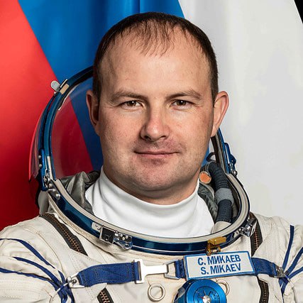 Иркутянин Сергей Микаев готовится к полету в космос 27 ноября в 17 часов 27 минут 57 секунд по иркутскому времени на космодроме Байконур состоится старт космического корабля Союз МС 28 К полету готовится международный экипаж в состав которого входит уроженец Иркутска Он станет пятым космонавтом из Прибайкалья который будет работать на орбите В областном центре планируется проведение ряда мероприятий посвященных этому событию Экипаж Международной космической станции МКС возглавит Герой России Сергей Кудь Сверчков второй бортинженер американец Кристофер Уильямс Для обоих бортинженеров это будет первый полет Полет на борту МКС будет продолжаться в течение восьми месяцев Космонавты вернутся на Землю в июле 2026 года Участникам экспедиции 74 предстоит поработать и в открытом космосе