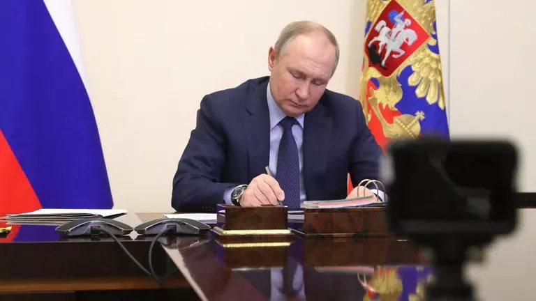 Владимир Путин внес на ратификацию в Госдуму договор с Таиландом о выдаче людей, которых одна из сторон разыскивает для суда или наказания за преступление, документ доступен в думской электронной базе. «Ратифицировать Договор между Российской Федерацией и Королевством Таиланд о выдаче, подписанный в городе Москве 23 октября 2024 года», — сказано в проекте федерального закона.