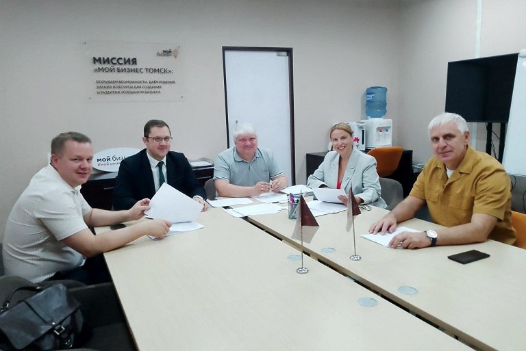 Накануне Дня российского предпринимательства в Томской области подвели итоги ежегодного регионального конкурса «Экспортер года». В этом году в нем участвовали 22 малых и средних предприятия МСП региона. Заявки участников конкурса оценивались по нескольким критериям: темпам прироста экспорта, доле экспортной выручки в обороте компаний, количеству видов экспортируемых товаров, работ или услуг, географии экспортных поставок, количеству экспортных контрактов и зарубежных покупателей. Подробнее – на Бабре #томск