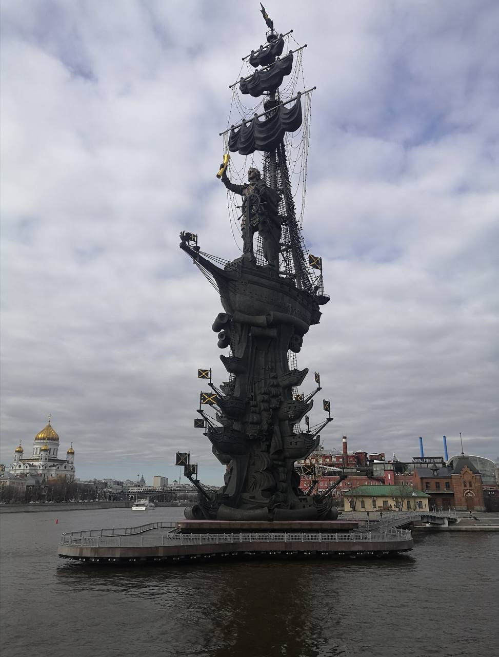 В этот день 5 сентября 1997 года в Москве на искусственном острове насыпанном у разделения Москвы реки и Водоотводного канала был открыт памятник Петру I Общая высота памятника 98 метров Это самый высокий в России и один из самых высоких скульптурных памятников в мире Подписаться на историю Москвы