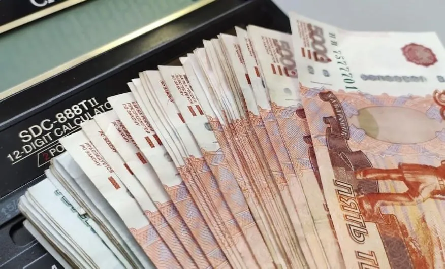 Около 2 5 млн россиян заплатят налог на процентный доход по депозитам Россияне чей доход по депозитам превысил 160 тыс рублей должны будут заплатить налог с процентов То есть это те у кого на вкладах более 1 млн рублей Большая часть из них заплатит налог в районе 700 2000 рублей База рассчитывается как 1 млн рублей умноженный на максимальное значение ключевой ставки на первое число каждого месяца в отчетном году По расчетам экспертов если средняя ключевая в этом году упадет ниже 13 то в 2027 м итоговая сумма поступлений от налога может оказаться не более 300 млрд рублей По данным АСВ на начало 2026 года средний размер депозита достигал 419 тыс рублей Средства граждан на депозитах застрахованы на 1 4 млн в каждом банке fatcat18 Мы в Мах