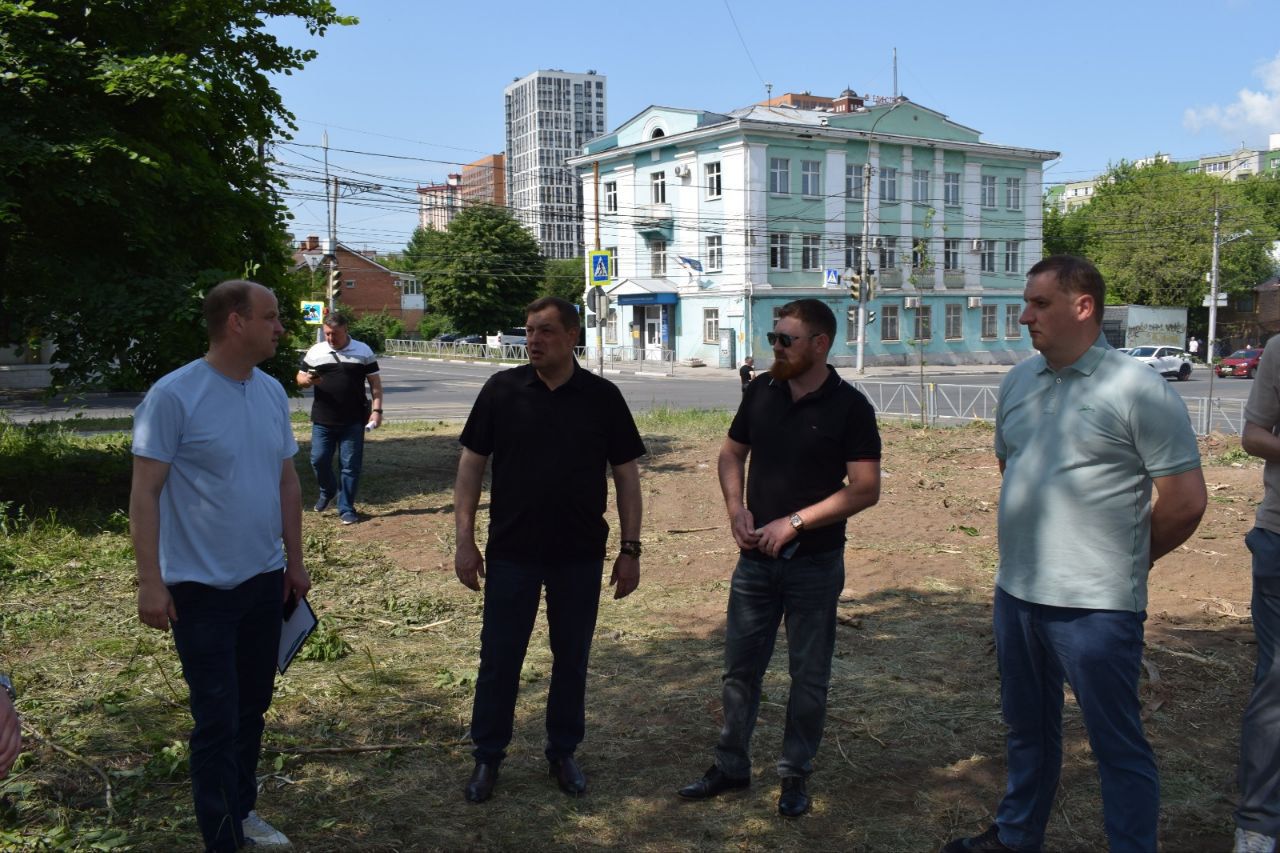 В ходе традиционного субботнего объезда обсудили возможность создания сквера на пересечении улиц Маяковского и Свободы. Заросшую территорию нужно привести в порядок.    В данный момент удалена дикорастущая поросль, ведется расчистка территории под сквер. Поручил разработать концепцию будущей зеленой зоны и подготовить эскизный проект. Необходимо предусмотреть пешеходные дорожки, лавочки, освещение и дополнительное озеленение.   В этом году проведем все подготовительные работы. Обустройство сквера завершим в 2026 году. Прорабатываем вопросы финансирования проекта. Один из вариантов - участие в реализации местных инициатив.
