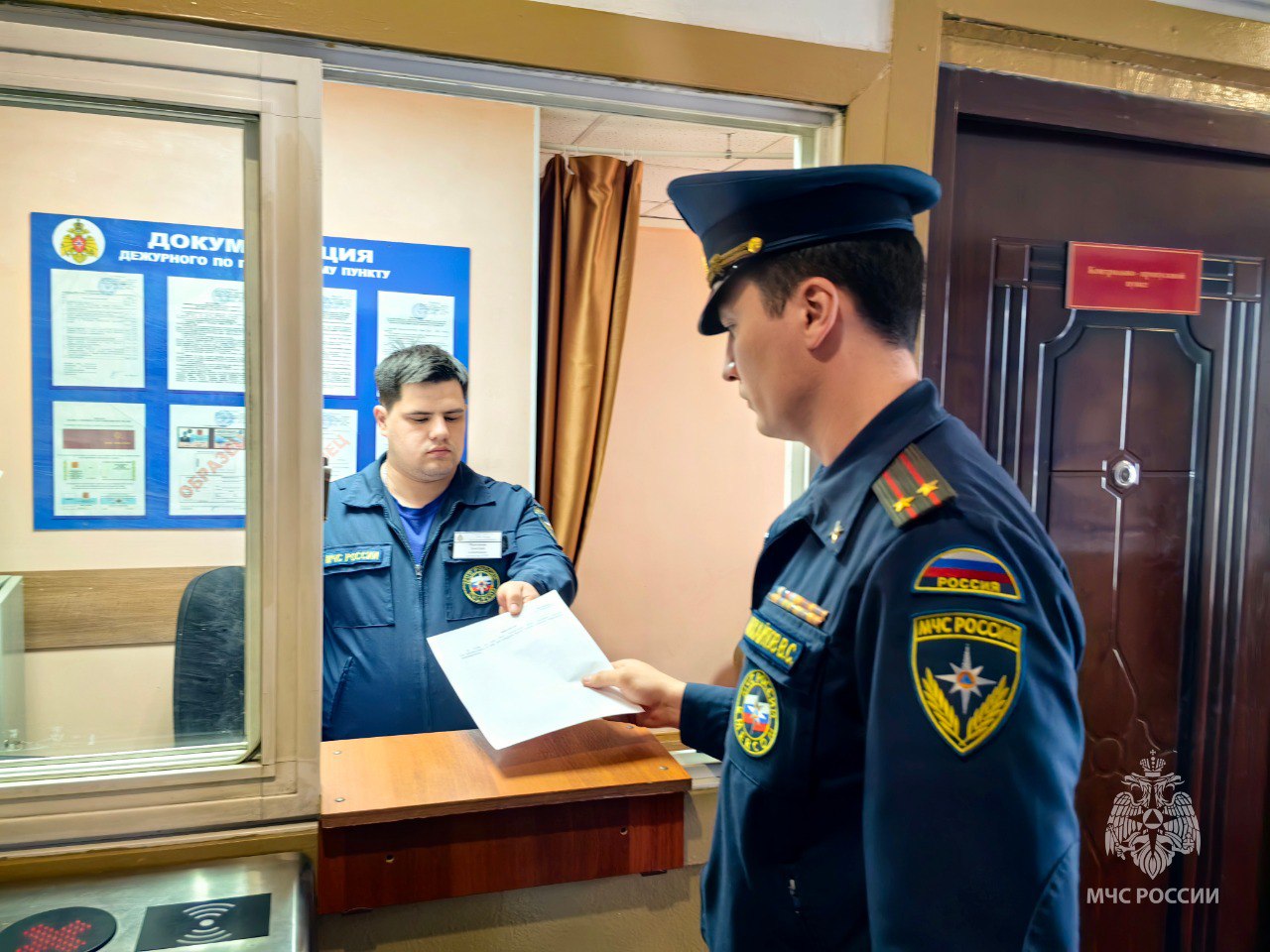 Готовность к чрезвычайным ситуациям: как проходят тренировки по эвакуации В рамках усиления безопасности и повышения профессиональной готовности в Главном управлении МЧС России по Сахалинской области была проведена тренировка по эвакуации сотрудников и работников ведомства в условиях, максимально приближенных к потенциальной угрозе террористического акта. Мероприятие проводилось с целью не только проверить текущий уровень готовности, но и выявить возможные слабые звенья в системе реагирования, а также совершенствовать навыки оперативных действий в условиях чрезвычайной ситуации. Регулярное проведение подобных тренировок позволяет сотрудникам МЧС России не только закрепить теоретические знания, но и применить их на практике, укрепляя уверенность в своих силах, что особенно важно в случае реальной угрозы. Руководитель тренировки подчеркнул: частота подобных мероприятий варьируется в зависимости от актуальности и уровня потенциальных угроз, однако неизменно важна постоянная поддержка профессиональной формы, ведь изменения в оперативной обстановке могут произойти в любой момент.