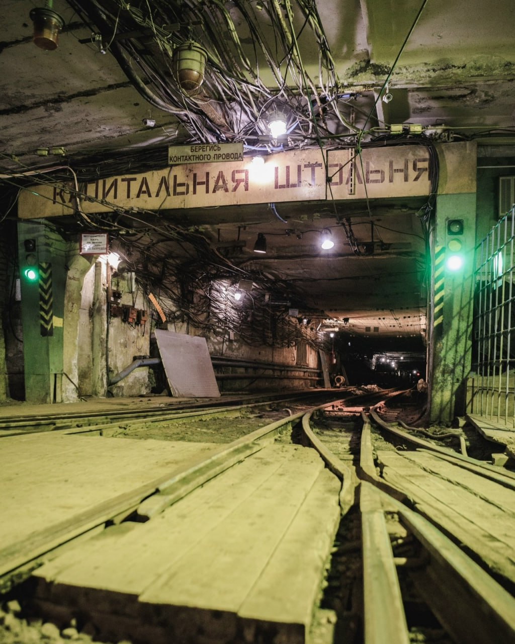 Вечерний Мурманск В шахте Мурманской области снимают мистический сериал В Мурманской области начались съемки 12 серийного мистического сериала Террикон по заказу ТВ 3 Работу ведут кинокомпании Мангос Фильм и Киностудия Крылья Режиссёр проекта Мурад Алиев известный по сериалам Лиса и Зов русалки Главные роли исполняют Кирилл Гребенщиков Валерия Федорович и Юлия Волкова Съемки проходят в Подмосковье Туле и Мурманской области Сюжет Платон с сыном Никитой переезжают в бывший шахтерский поселок После вечеринки мальчик исчезает а Платон становится свидетелем странных событий и обнаруживает в заброшенной шахте таинственный временной портал В Мурманской области съемки идут на объектах Кольской ГМК в Никеле и Заполярном на шахте Каула Котсельваара и руднике Северный Глубокий подробнее на канале Вечерний Мурманск