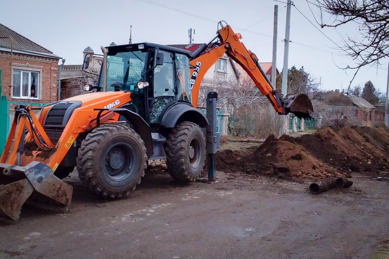 Специалисты Коммунальных систем Московской области заменили 30 метров водовода в Новоазовском муниципальном округе ДНР  За неделю аварийно-восстановительные бригады предприятия «Коммунальные системы Московской области», подведомственного Министерству жилищно-коммунального хозяйства Московской области, ликвидировали 13 технологических нарушений на водопроводных и канализационных сетях.  В числе работ, выполненных аварийно-восстановительными бригадами КС МО      устранение 8 утечек на сетях водоснабжения, включая замену 30 метров аварийного участка водовода;   восстановление проходимости 5 участков канализационной системы округа, в том числе ремонт напорного коллектора.    Помимо текущих мероприятий по поддержанию сетей водоснабжения и водоотведения, сотрудники Коммунальных систем Московской области продолжают капитальный ремонт коммунальной инфраструктуры Новоазовского муниципального округа в рамках мероприятий по оказанию помощи подшефному региону.  #ЖКХ #Подмосковье #ДНР #Новоазовск #КСМО