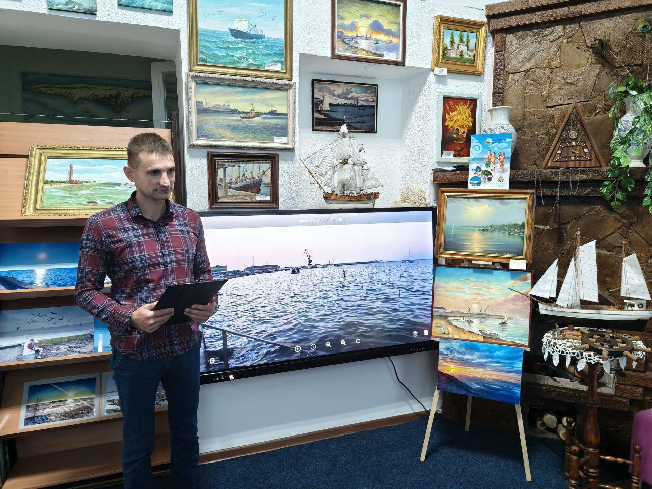 Международный день Чёрного моря в Скадовском краеведческом музее В Скадовском краеведческом музее подготовили к Международному дню Черного моря познавательное мероприятие Гости музея которыми стали как военнослужащие ВС России так и обычные горожане и гости Скадовска получили возможность не только услышать от экскурсоводов историю экологического праздника но и увидеть выставку картин местных художников Выставленные картины авторами которых являются скадовчане были посвящены красотам Черного моря Международный день Черного моря отмечается ежегодно 31 октября с 1996 года В этот день 29 лет назад шесть причерноморских стран Болгария Румыния Турция Грузия Россия и Украина подписали Стратегический план действий по реабилитации и защите Черного моря рассказывает директор Скадовского краеведческого музея Ирина Бартчук В этот же день был учрежден и этот экологический праздник Отметим Международный день Черного моря принято отмечать в странах чьи границы пролегают в его акватории