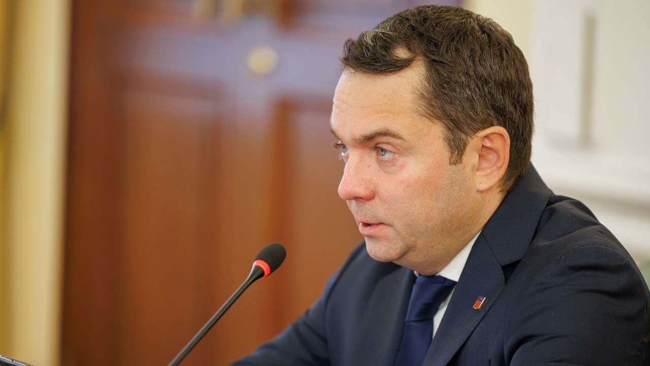Транспорт спорт и медицина Андрей Чибис поручил решить вопросы северян На оперативном совещании губернатор уделил внимание вопросам поднятым жителями Мурманской области и в ходе рабочих поездок Он поручил решить проблему с транспортом в Снежногорске поддержать беговое сообщество в Мурманске проработать проведение летнего марафона в полярный день Глава региона поблагодарил за оперативное восстановление дороги Заполярный Сальмиярви и поручил обеспечить регулярные выезды медицинского десанта в Умбу а также шаттлы из ЗАТО Александровск в Мурманск Успешно решены вопросы участника СВО из Кандалакши и ремонт бассейна а юным спортсменам Североморска откроется ледовая арена благодаря взаимодействию с Северным флотом Опережающими темпами завершен ремонт дороги в Губу Нерпичью Все эти меры направлены на улучшение качества жизни северян и оперативное решение возникающих проблем Фото правительство Мурманской области Подпишись Вести Мурман