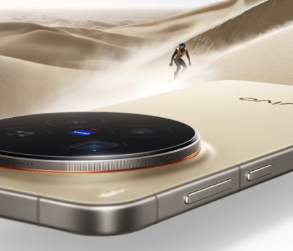 vivo представила камерофоны X300 на базе топового чипа Dimensity 9500 vivo провела в Китае презентацию линейки смартфонов X300 В этот раз у vivo есть и компактная модель и продвинутый смартфон для тех кому нужен максимум от мобильной фотографии Размеры базового vivo X300 составляют 150 57 71 92 7 95 мм Смартфон получил 6 31 дюймовый экран LTPO AMOLED с разрешением 2640 1216 пикселей и частотой обновления от 1 до 120 Гц