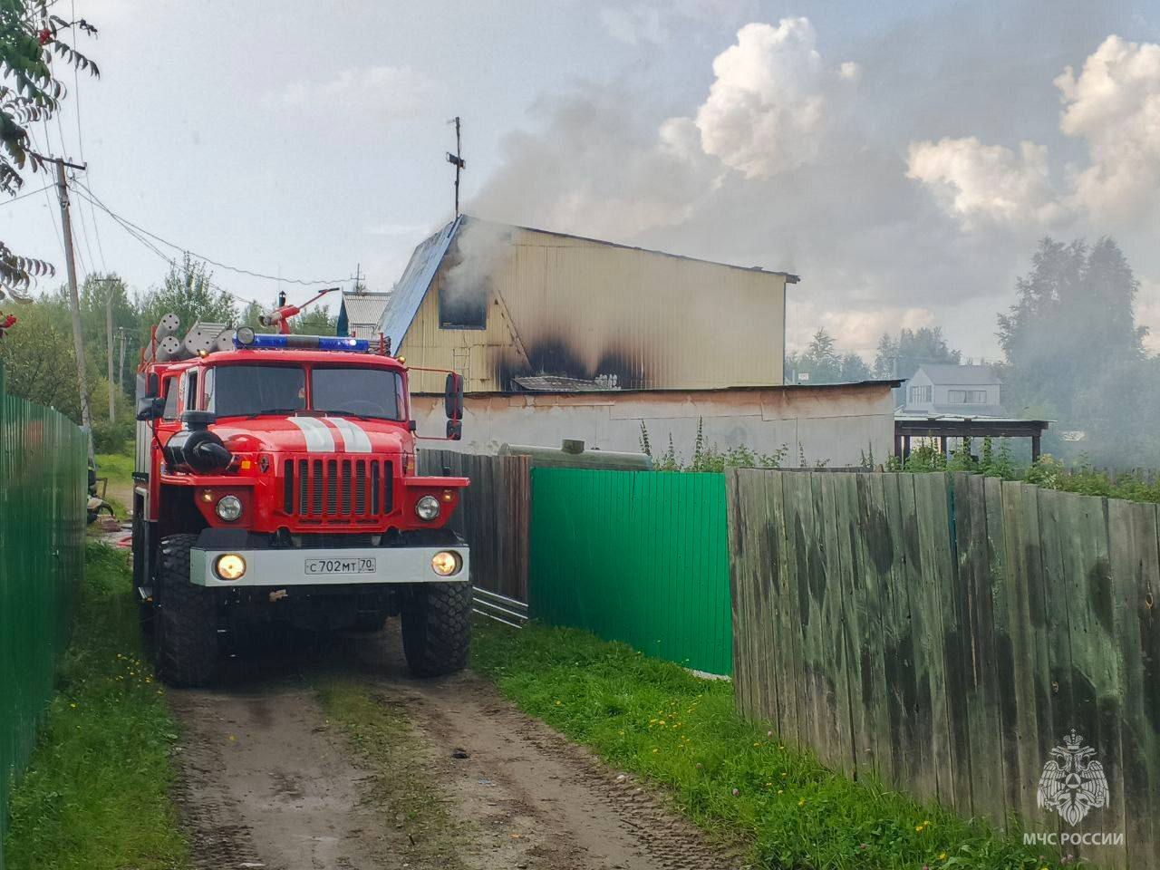 За прошедшие сутки в Томской области потушено 6 пожаров Один пожар произошел в двухэтажном дачном доме в СНТ Дружба 1 в Стрежевом Площадь пожара 48 кв м На месте происшествия работали 7 специалистов МЧС России и 2 единицы техники фото На втором пожаре мужчина 51 год получил ожоги рук и лица в результате возгорания дома с надворными постройками в Кожевниково Площадь пожара 300 кв м На месте происшествия работали 11 огнеборцев МЧС России и 3 единицы техники Также уточняется что силы и средства пожарной охраны 1 раз привлекались на ликвидацию последствий ДТП Подписаться на канал Предложить свою новость