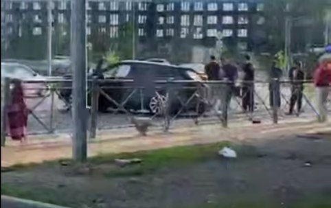Семимесячный малыш и двое взрослых пострадали при жёстком ДТП в Ростове. По информации ГАИ, авария случилась вечером 24 июня. "Мерседес" на кругу на Левобережной нарушил ПДД и не пропустил Jaecoo. От удара в китайской иномарке пострадали водитель, взрослый пассажир и 7-месячный ребёнок. Виновник аварии с места ДТП скрылся. Его разыскивают. Предложи нам новость