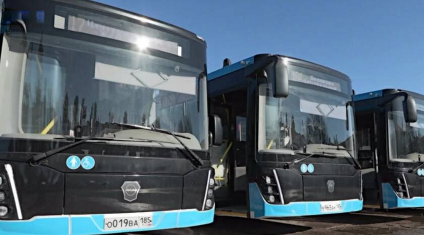 Новые автобусы вышли на маршруты в Запорожской области 2 ноября 2025 года на маршруты городов Бердянск и Мелитополь выходят 140 новых автобусов среднего и большого класса сообщили в Министерстве транспорта и развития транспортной инфраструктуры региона Новые автобусы оснащены кондиционерами системами информирования об остановках и видеокамерами для безопасности пассажиров Также в рамках программы обновления автопарка планируется оптимизация маршрутной сети с учетом обращений граждан НОВЫЙ МЕЛИТОПОЛЬ