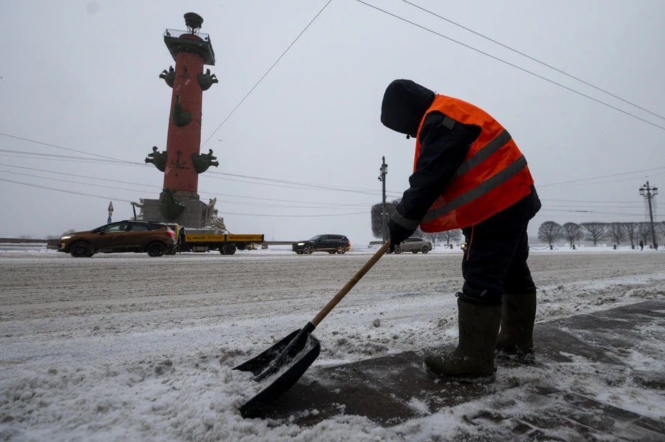 Студентам предложили заработать 250 рублей за час уборки снега в Петербурге  Брать студенты могут как четырех часовые, так и восьмичасовые смены.  Сверяйся по Фаренгейту