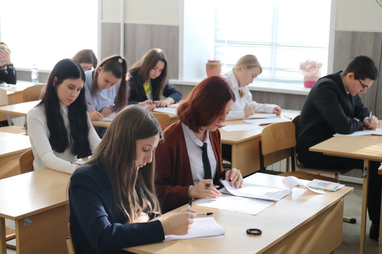 В Тамбовской области проходит школьный этап региональной олимпиады по избирательному праву и избирательному процессу В настоящее время в регионе проходит первый школьный этап шестнадцатого сезона региональной олимпиады по избирательному праву и избирательному процессу среди учащихся общеобразовательных учреждений Тамбовской области Школьный этап завершится 15 октября 2025 года Победителями школьного этапа признаются старшеклассники набравшие наибольшее количество баллов при условии что количество набранных ими баллов превышает половину максимально возможных Призерами школьного этапа олимпиады признаются учащиеся следующие в итоговой таблице за победителем но не более 30 от общего количества участников школьного этапа олимпиады Победители и призеры школьного этапа олимпиады получают право участия во втором муниципальном этапе олимпиады Олимпиада проходит в три этапа школьный муниципальный и региональный Желаем успехов всем участникам олимпиады избирком68 олимпиада